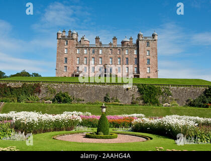 Drumlanrig Castle und formalen Gärten. Das Schloss ist auch lokal als das Pink Palace bekannt. Dumfries und Galloway, Schottland Stockfoto