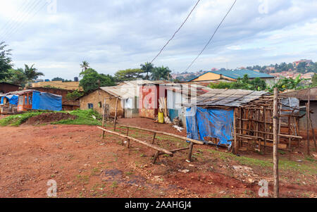 Straße Blick auf die Dritte Welt Slums Gemeinschaft Gebäude am Stadtrand von Kampala, Uganda mit Wellblechdach Hütten Stockfoto