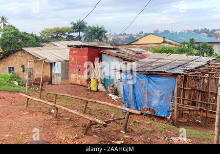 Straße Blick auf die Dritte Welt Slums Gemeinschaft Gebäude am Stadtrand von Kampala, Uganda mit Wellblechdach Hütten Stockfoto