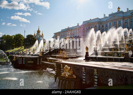 ST. PETERSBURG, Russland - 14. SEPTEMBER 2019: Brunnen am Schloss Peterhof bei St. Petersburg, Russland Stockfoto