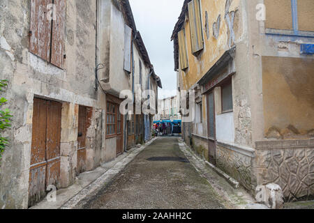 Mittelalterliche Fachwerkhäuser in der Ortschaft Issegeac, im Südwesten von Frankreich. Stockfoto