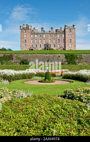 Drumlanrig Castle und formalen Gärten. Das Schloss ist auch lokal als das Pink Palace bekannt. Dumfries und Galloway, Schottland Stockfoto