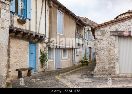 Mittelalterliche Fachwerkhäuser in der Ortschaft Issegeac, im Südwesten von Frankreich. Stockfoto