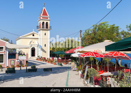 Zakynthos, Griechenland - 21 August, 2016: Street View mit der Heiligen Kirche von Zoodochos Pigi am Sommer, der Tag. Menschen Ruhe im Schatten Stockfoto