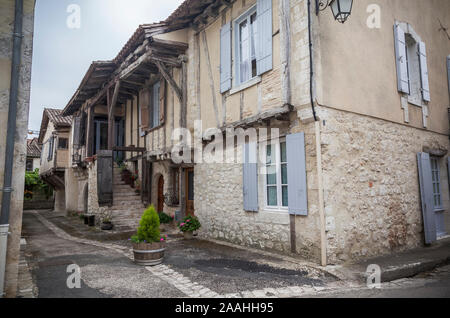 Mittelalterliche Fachwerkhäuser in der Ortschaft Issegeac, im Südwesten von Frankreich. Stockfoto