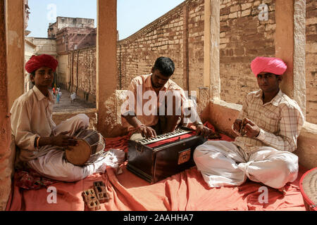 Jodhpur, Rajasthan, Indien: Gruppe von drei indischen Musikern in das Fort von mehrangarh. Stockfoto