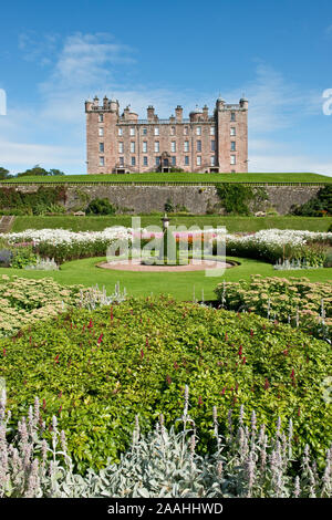 Drumlanrig Castle und formalen Gärten. Das Schloss ist auch lokal als das Pink Palace bekannt. Dumfries und Galloway, Schottland Stockfoto