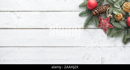 Weihnachtsdekoration star Kugeln Zweige Pine Cone auf Holzuntergrund - Oben auf Ansicht. Stockfoto