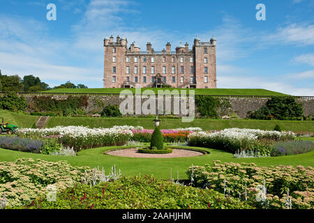 Drumlanrig Castle und formalen Gärten. Das Schloss ist auch lokal als das Pink Palace bekannt. Dumfries und Galloway, Schottland Stockfoto