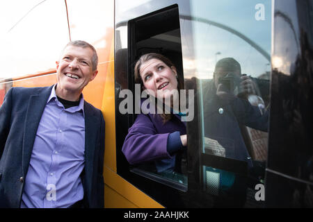 Liberaldemokraten Jo Swinson mit schottischen Liberaldemokraten Willie Rennie, wie Sie die finnieston Kran während auf der allgemeinen Wahlkampagne Trail in Glasgow. PA-Foto. Bild Datum: Freitag, 22. November 2019. Siehe PA Geschichte Politik Wahl. Photo Credit: Aaron Chown/PA-Kabel Stockfoto