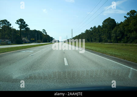 Durch die Frontscheibe nach unten fahren, ist uns der Route 1 zwischen Jacksonville und St. Augustine mit Schienen auf der rechten florida usa Stockfoto