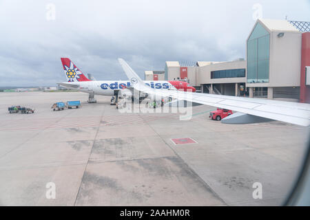 Palma de Mallorca, Spanien - 14. November 2019: Ansicht von innen einer Lufthansa-maschine, am Flughafen Son Sant Joan, während ein bewölkter Tag Stockfoto