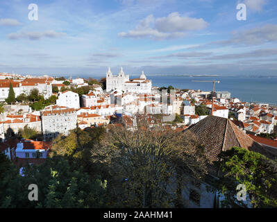 Die C 17 Kirche St. Vincent außerhalb der Mauern in der Skyline mit dem Fluss Tejo hinter dem Pantheon Kuppel in Lissabon Portugal und gesehen Stockfoto