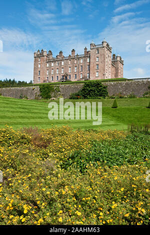 Drumlanrig Castle und formalen Gärten. Das Schloss ist auch lokal als das Pink Palace bekannt. Dumfries und Galloway, Schottland Stockfoto