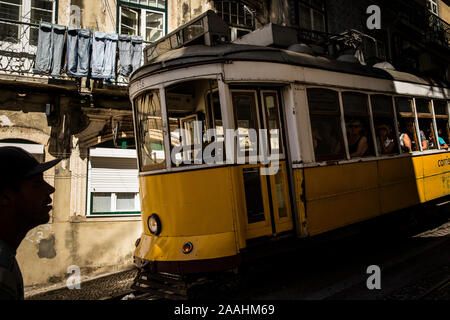 Man vorbei an einer Straßenbahn in Lissabon. Portugal Stockfoto