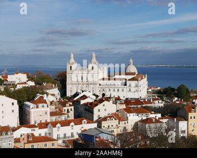 Die C 17 Kirche St. Vincent außerhalb der Mauern in der Skyline mit dem Fluss Tejo hinter dem Pantheon Kuppel in Lissabon Portugal und gesehen Stockfoto