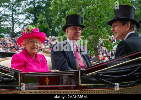 Royal Ascot Racecourse, Ascot, Berkshire, Großbritannien. 26 Juni, 2017. Die königliche Prozession kommt in die Parade Ring am Ladies Day im Royal Ascot mit Ihrer Majestät der Königin, Prinz Andrew, der Herzog von York und Ihre Majestät die Königin von Racing Manager, John Warren. Credit: Maureen McLean/Alamy Stockfoto