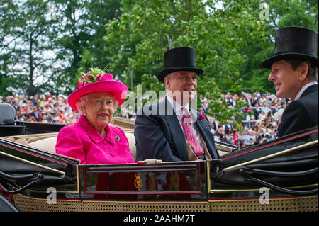 Royal Ascot Racecourse, Ascot, Berkshire, Großbritannien. 26 Juni, 2017. Die königliche Prozession kommt in die Parade Ring am Ladies Day im Royal Ascot mit Ihrer Majestät der Königin, Prinz Andrew, der Herzog von York und Ihre Majestät die Königin von Racing Manager, John Warren. Credit: Maureen McLean/Alamy Stockfoto