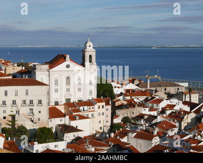 Luftaufnahme von St. Stephens Kirche oder Igreja de Santo Estêvão am Ufer des Flusses Tejo in Lissabon, Portugal auf einen schönen Dezember Tag Stockfoto