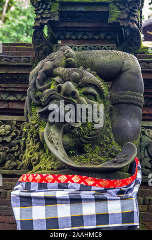 Alte Statue in der hinduistischen Tempel in der Heiligen Affenwald, Ubud, Bali, Indonesien Stockfoto