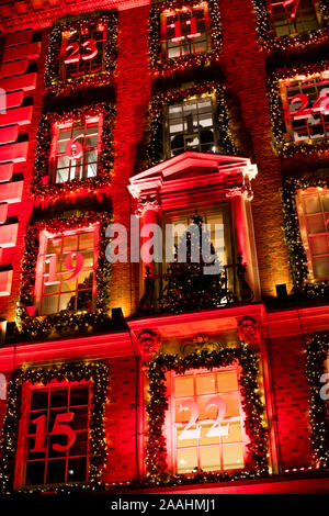 Die Außenseite des Fortnum & Mason nach Einbruch der Dunkelheit, Piccadilly, London Stockfoto