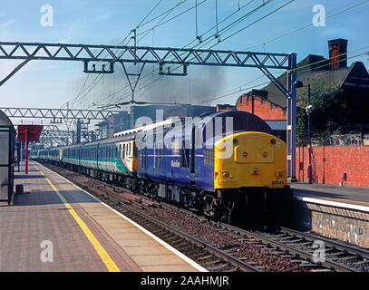 Eine Klasse 37 37047 Diesellok Reihe mit zwei Klasse 312 elektrische Triebzüge für Schrott durch Stratford Station in East London. Stockfoto