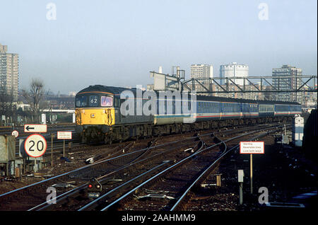 Eine Klasse 33 Crompton Diesellok Reihe 33116 arbeiten ein Netzwerk Südost' Network Express Service in Clapham Junction. Stockfoto