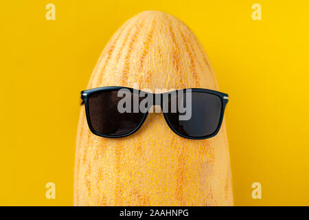 Eine Frucht Mix in der Form des Kopfes an Sonnenbrillen tragen auf einer Melone. Sommerferien Konzept Stockfoto