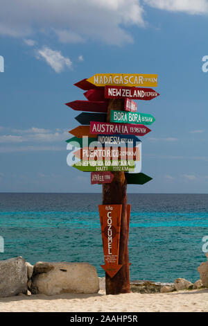 Welt Entfernungen Schild, Punta Sur Eco Park, Insel Cozumel, Mexiko Stockfoto