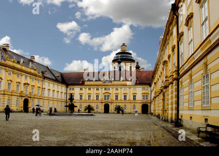 Die Kuppel und den Innenhof des Stift Melk, durch einen Torbogen sehen, ein Segen Kloster auf dem Hügel über Melk in Österreich Stockfoto