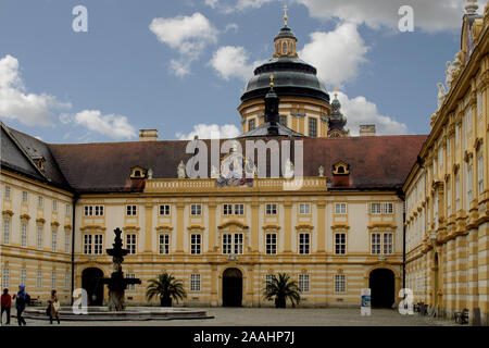 Die Kuppel und den Innenhof des Stift Melk, ein Segen Kloster auf dem Hügel über Melk in Österreich Stockfoto