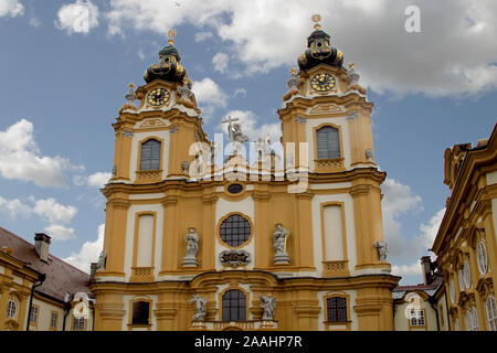 Die Twin Towers von Stift Melk, ein Segen Kloster auf dem Hügel über Melk in Österreich Stockfoto