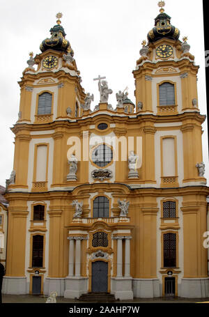 Die Twin Towers von Stift Melk, ein Segen Kloster auf dem Hügel über Melk in Österreich Stockfoto