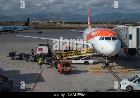 Flughafen Palma Mallorca, Spanien, Oktober 19, 2019, Easyjet Flugzeug am Bootsanleger mit Ground Services in Anwesenheit. Ryanair im Hintergrund auf der Fernbedienung stehen. Stockfoto