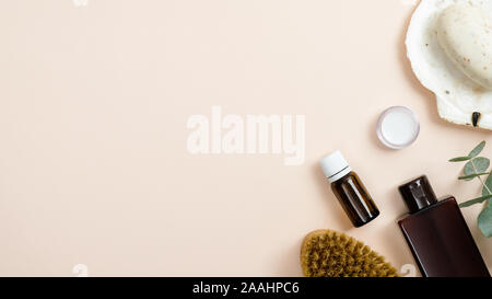 Null Abfall Zubehör für Bad auf beigen Hintergrund gesetzt. Flach organische hausgemachte Kosmetik- und Werkzeuge für das Spa. Ansicht von oben Seife, ätherisches Öl in gla Stockfoto