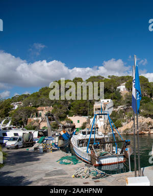 Cala Figuera Mallorca, mit Blick auf die geschäftige natürlichen Hafen und traditionellen Dorf, in deren Besitz sich eine Atmosphäre der Fischereihafen. Stockfoto