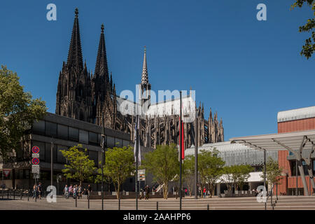 Ansicht des Museum Ludwig und Kölner Dom an einem sonnigen Tag Stockfoto