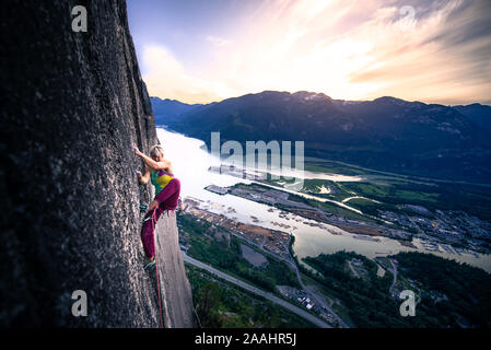 Kletterer am Fels der Hitzewelle bei Sonnenaufgang, der Chief, Squamish, Kanada Stockfoto
