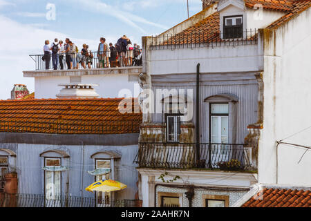 Lissabon, Portugal: eine große Gruppe von Touristen stand auf der Aussichtsterrasse auf ein altes Gebäude in der miradouro das Portas do Sol Aussichtspunkt. Stockfoto