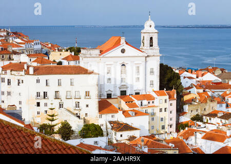 Lissabon, Portugal: der hl. Stephanus Kirche (Santo Estevao) und Alfama Übersicht als vom Miradouro de Santa Luzia Sicht gesehen. Stockfoto