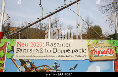 Cleebronn, Deutschland. 22 Nov, 2019. Ein Plakat mit der Aufschrift 'Neue 2020: Schnelles fahren Spaß im Doppelpack' kann man auf der Baustelle an der Tripsdrill Freizeitpark gesehen werden. Auf einer Pressekonferenz, der Vergnügungspark zeigt erste Impressionen von der Bau von zwei neuen Achterbahnen, die Hals über Kopf die Namen 'haben' und 'Volldampf'. Credit: Christoph Schmidt/dpa/Alamy leben Nachrichten Stockfoto