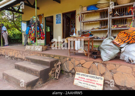 Typische Handwerk und Souvenirshop mit Souvenirs am Eingang zum Murchison Falls National Park im Nordwesten von Uganda Stockfoto