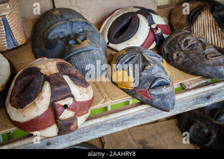 Traditionelle afrikanische geschnitzte Masken an einer Fertigkeit und Souvenir Shop am Eingang zum Murchison Falls National Park angezeigt, Northwest Uganda Stockfoto