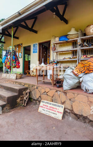 Typische Handwerk und Souvenirshop mit Souvenirs am Eingang zum Murchison Falls National Park im Nordwesten von Uganda Stockfoto