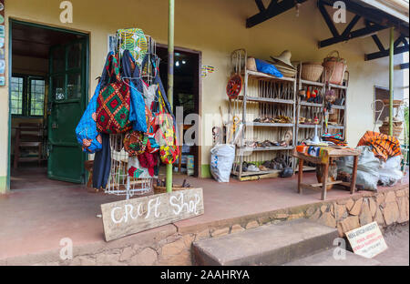 Typische Handwerk und Souvenirshop mit Souvenirs am Eingang zum Murchison Falls National Park im Nordwesten von Uganda Stockfoto