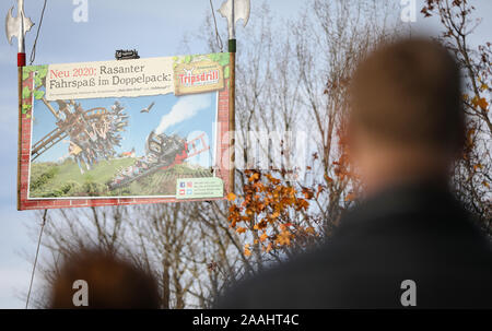 Cleebronn, Deutschland. 22 Nov, 2019. Auf einer Pressekonferenz, die tripsdrill Freizeitpark wird ein Banner mit dem ersten Eindrücke von zwei neuen Achterbahnen, die Hals über Kopf die Namen 'haben' und 'Volldampf' präsentieren. Der Bau der Achterbahnen hat bereits begonnen. Credit: Christoph Schmidt/dpa/Alamy leben Nachrichten Stockfoto