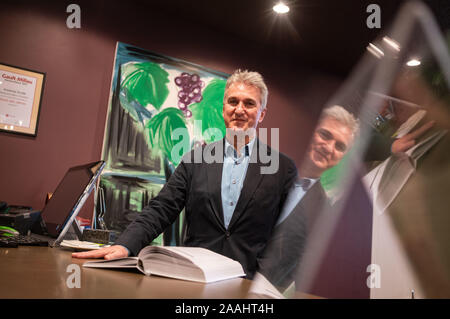 19 November 2019, Hessen, Frankfurt/Main: Robert Mangold, Managing Partner der Restaurant "La Fleur" in der "Palmengarten", ist mit dem Buch, in dem die Relation der Reservierungen im Eingangsbereich des Loken registriert sind... Tabellen sind eine lange Zeit im Voraus reserviert. Umso ärgerlicher, wenn die Gäste weg ohne Stornierung Ihrer Reservierung. Weil immer mehr Gastronomen in Frankfurt sind solche Erfahrungen, unentschuldigtes Fehlen kann schnell teuer werden. Viele Hosts über so genannte "No-Show-Gebühren" bzw. bereits eingeführt haben. Foto: Frank Rumpenhorst/dpa Stockfoto