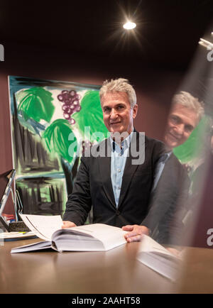 19 November 2019, Hessen, Frankfurt/Main: Robert Mangold, Managing Partner der Restaurant "La Fleur" in der "Palmengarten", ist mit dem Buch, in dem die Relation der Reservierungen im Eingangsbereich des Loken registriert sind... Tabellen sind eine lange Zeit im Voraus reserviert. Umso ärgerlicher, wenn die Gäste weg ohne Stornierung Ihrer Reservierung. Weil immer mehr Gastronomen in Frankfurt sind solche Erfahrungen, unentschuldigtes Fehlen kann schnell teuer werden. Viele Hosts über so genannte "No-Show-Gebühren" bzw. bereits eingeführt haben. Foto: Frank Rumpenhorst/dpa Stockfoto