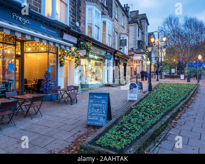 Geschäfte in der Montpellier Viertel in der Dämmerung an Weihnachten Harrogate, North Yorkshire England Stockfoto