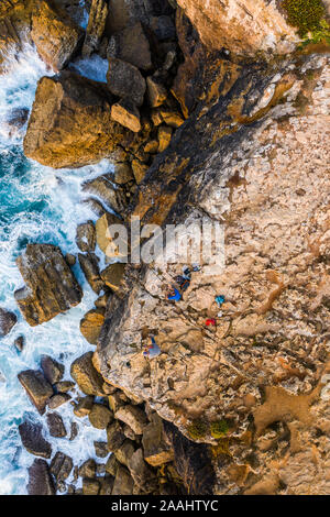 Luftaufnahme der Küsten und die Klippen bei Sonnenuntergang in der Nähe der Stadt Peniche. Portugal im Sommer Stockfoto